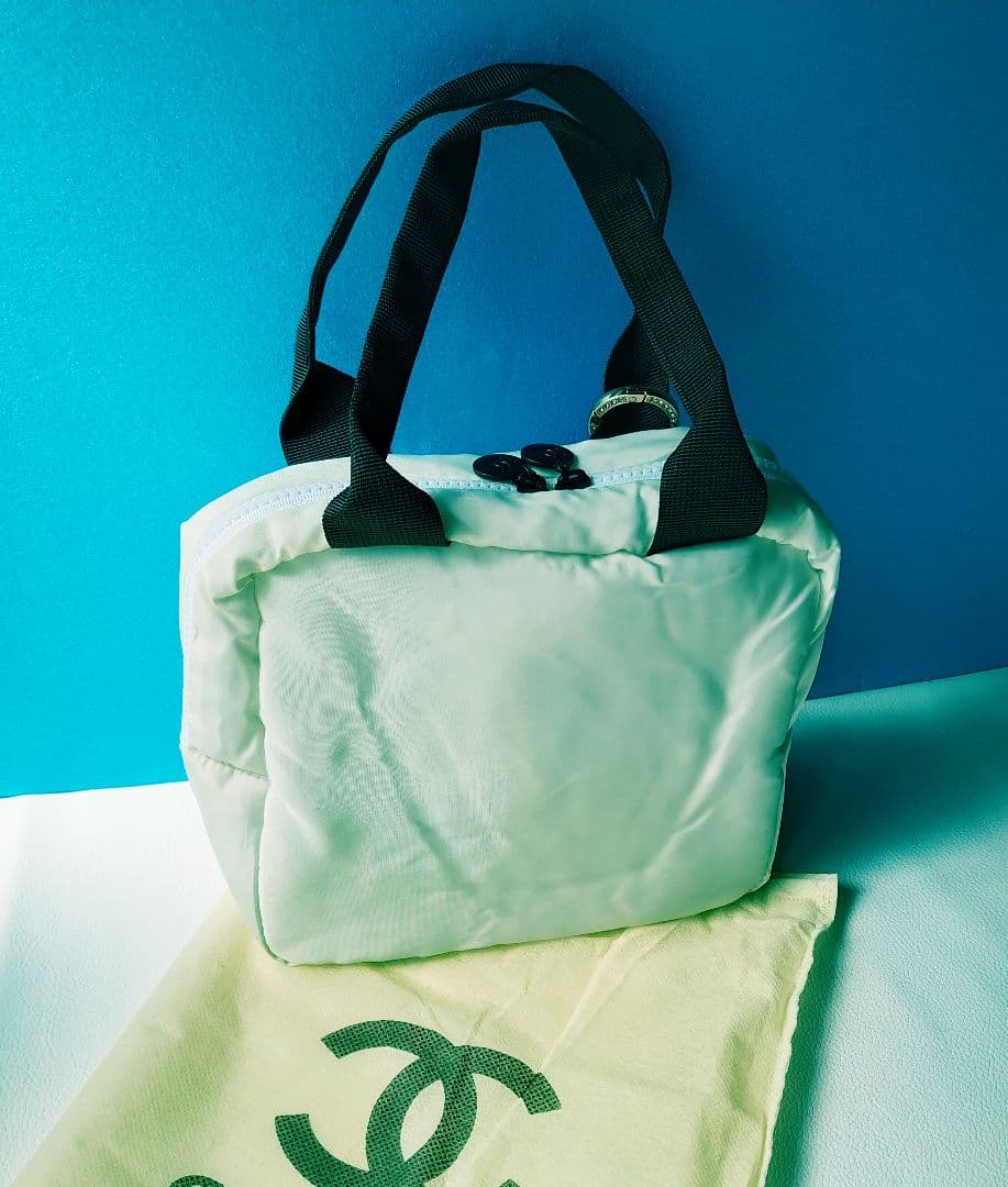 CHANEL　ノベルティ　ジッパー可愛いココマーク 　ホワイト☆バック