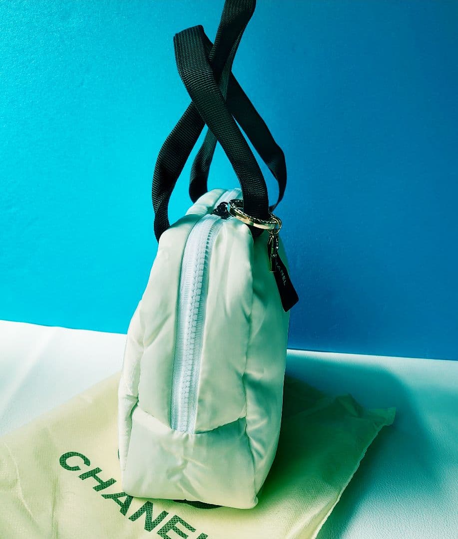 CHANEL　ノベルティ　ジッパー可愛いココマーク 　ホワイト☆バック