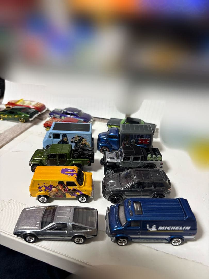 ホットウィールミニカー ボディ柄・ステッカー付きの車 16台セット品