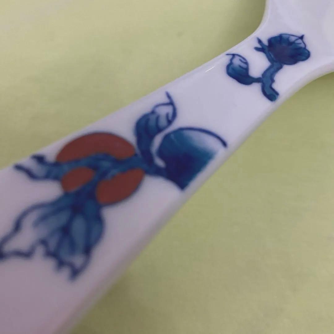陶器製しゃもじ 青い花と赤い円デザイン　おしゃれなしゃもじ