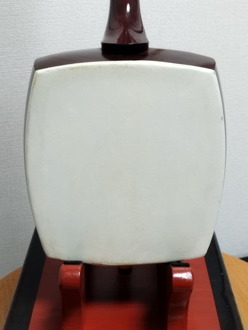 【虎杢トチ模様の細棹三味線2.6cm】皮やぶれ無しの希少な品と見立てます