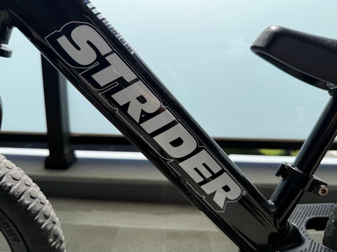 STRIDER バランスバイク ブラック 12インチ　スタンド付