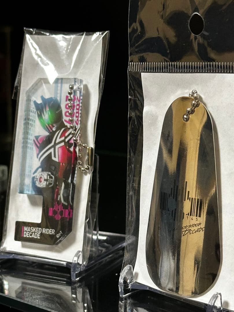 【激レア】仮面ライダーディケイド　メタル靴ベラチャーム　/アクリルスマホスタンド