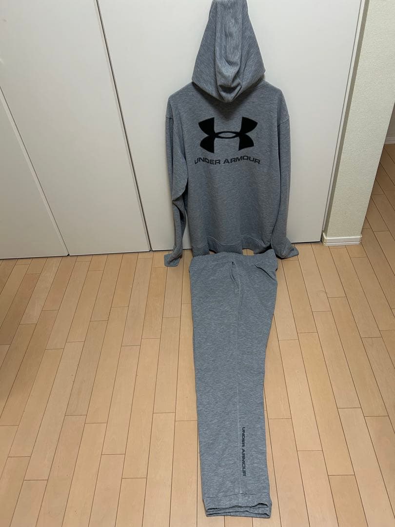UNDER ARMOUR ジャージグレー セットアップ　上XL下LG。