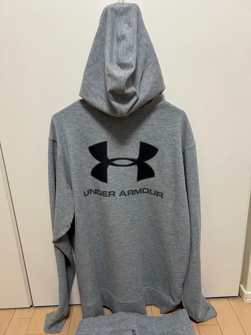 UNDER ARMOUR ジャージグレー セットアップ　上XL下LG。