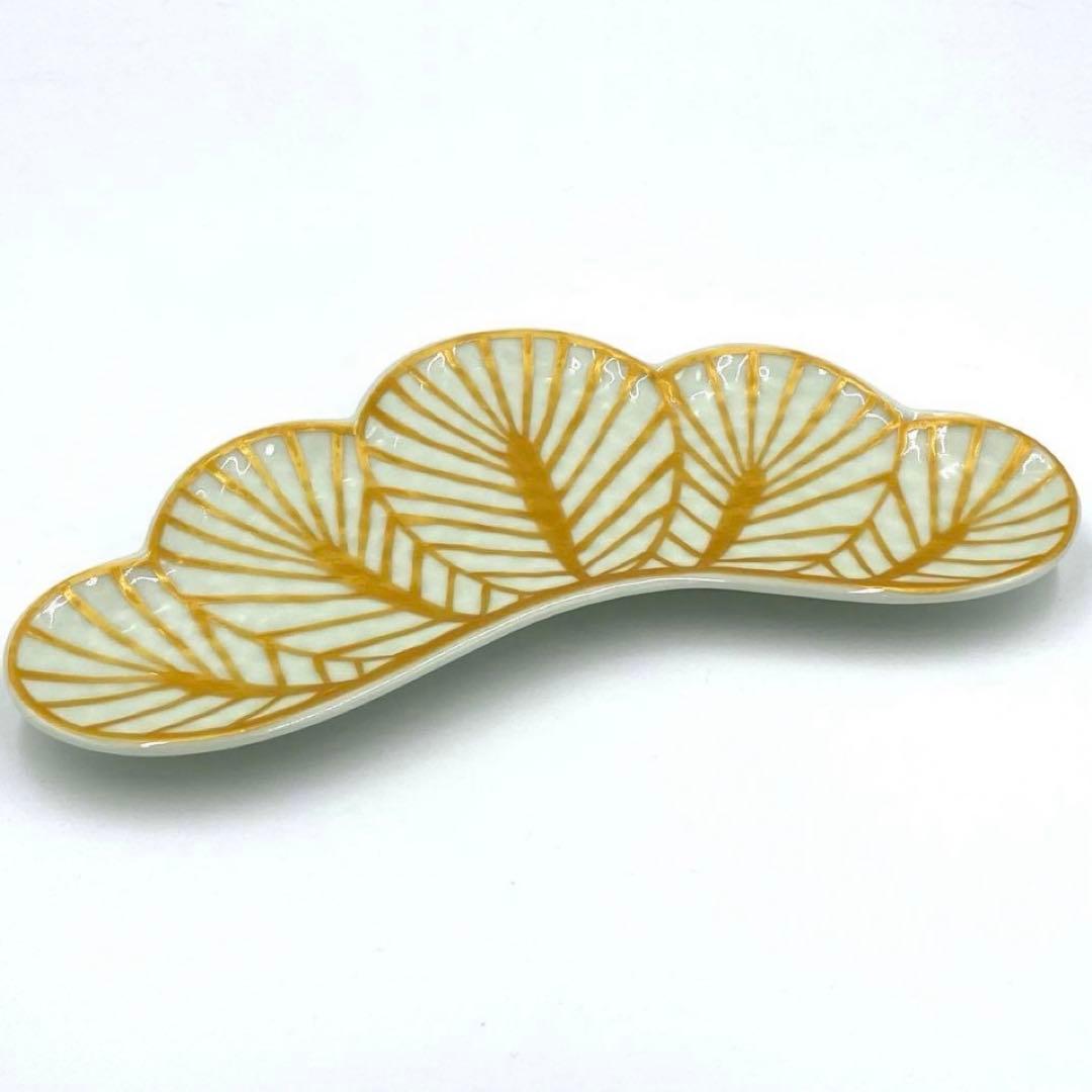 【新品】【大人気】有田焼幸楽窯　錦白金松葉形前菜皿3枚セット　縁起物