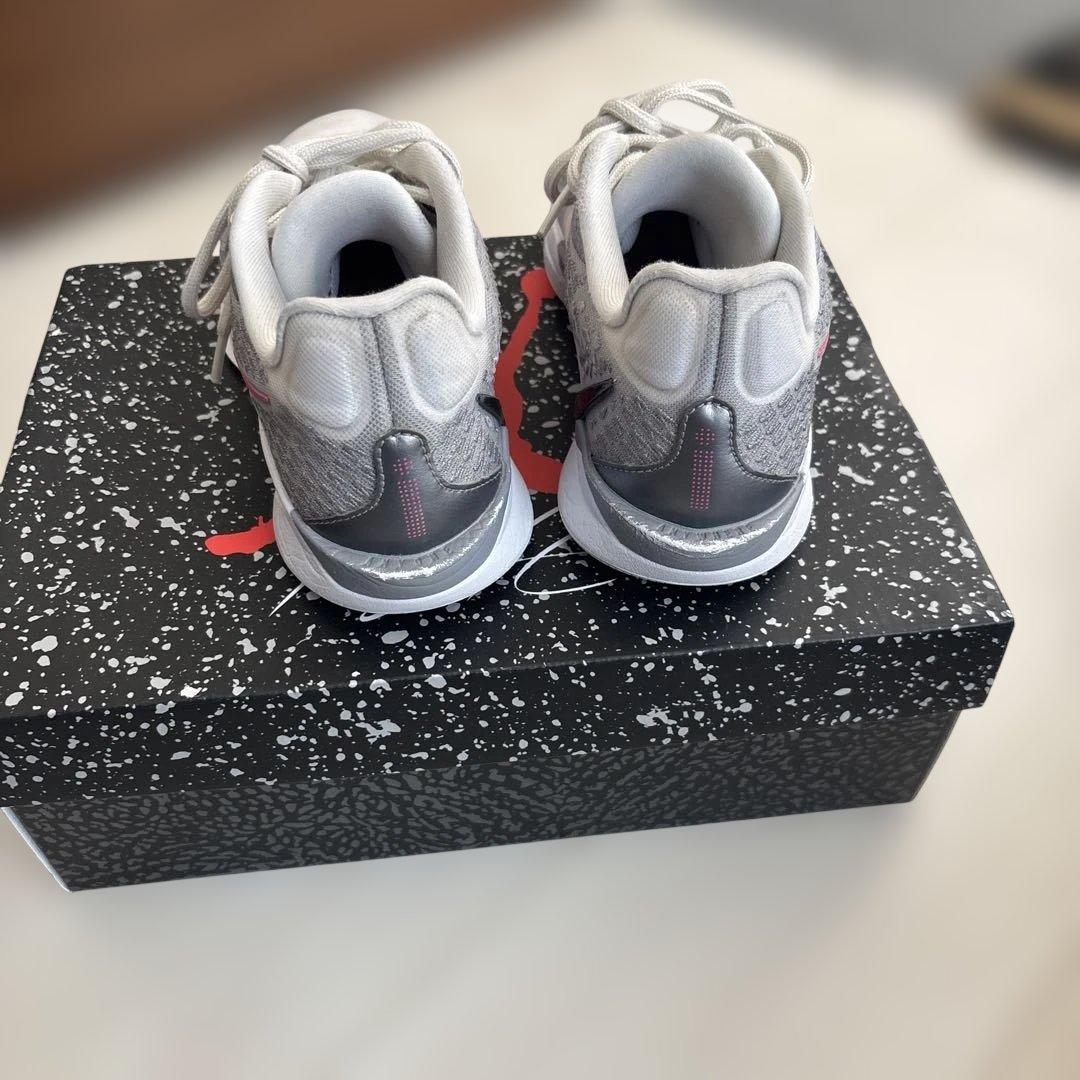 体育館シューズ　NIKE サブリナ