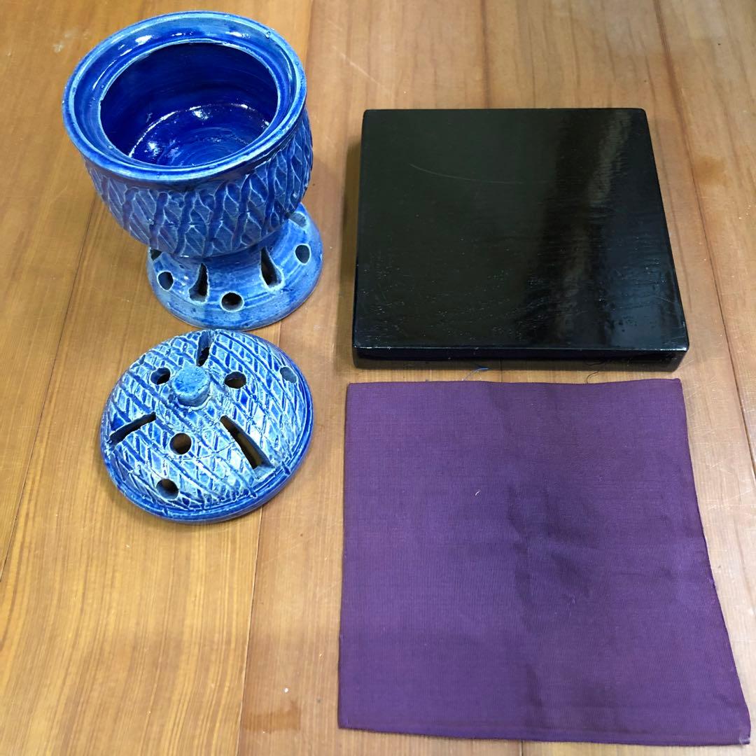 青い陶器の香炉 蓋付き