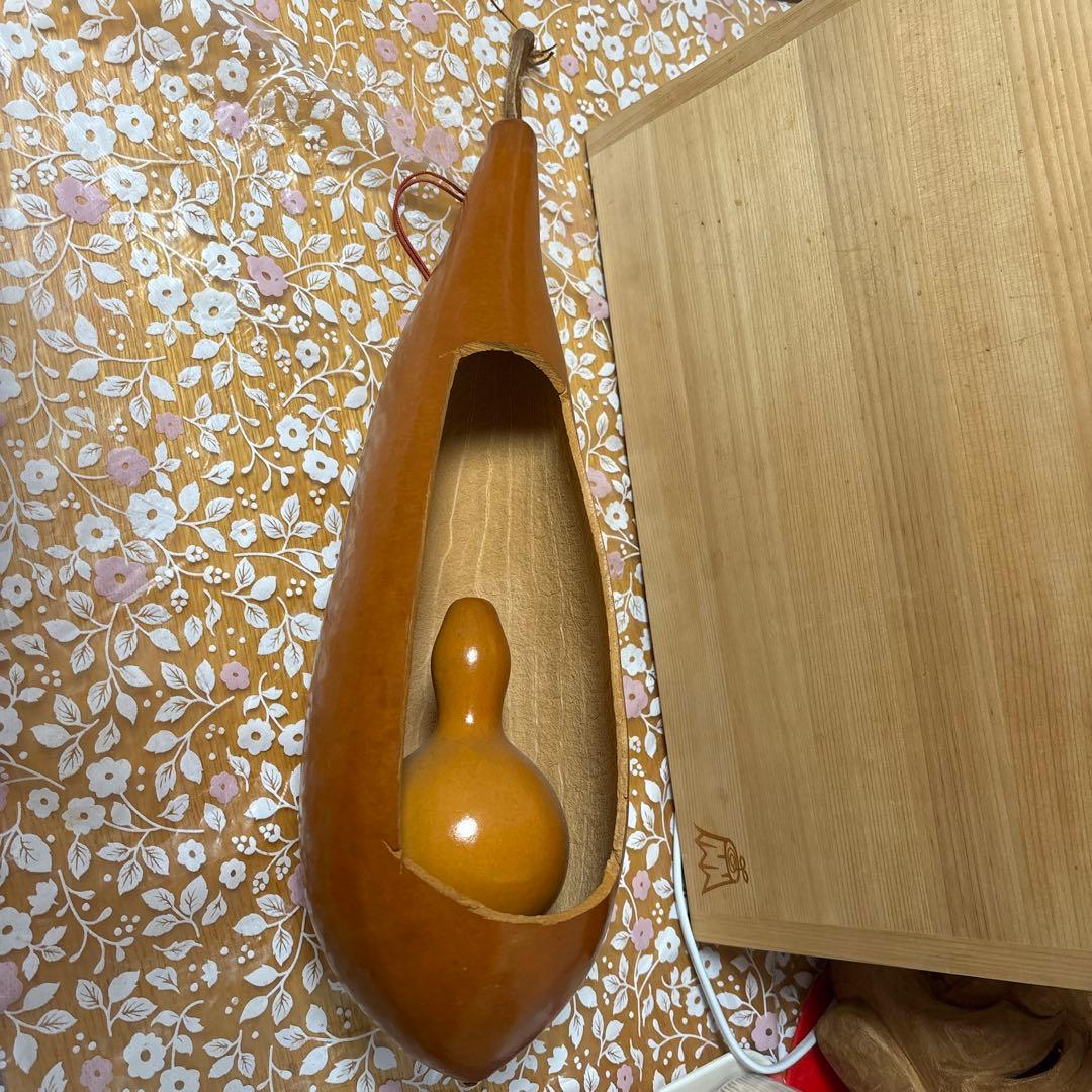 木製ひょうたん型楽器とボール