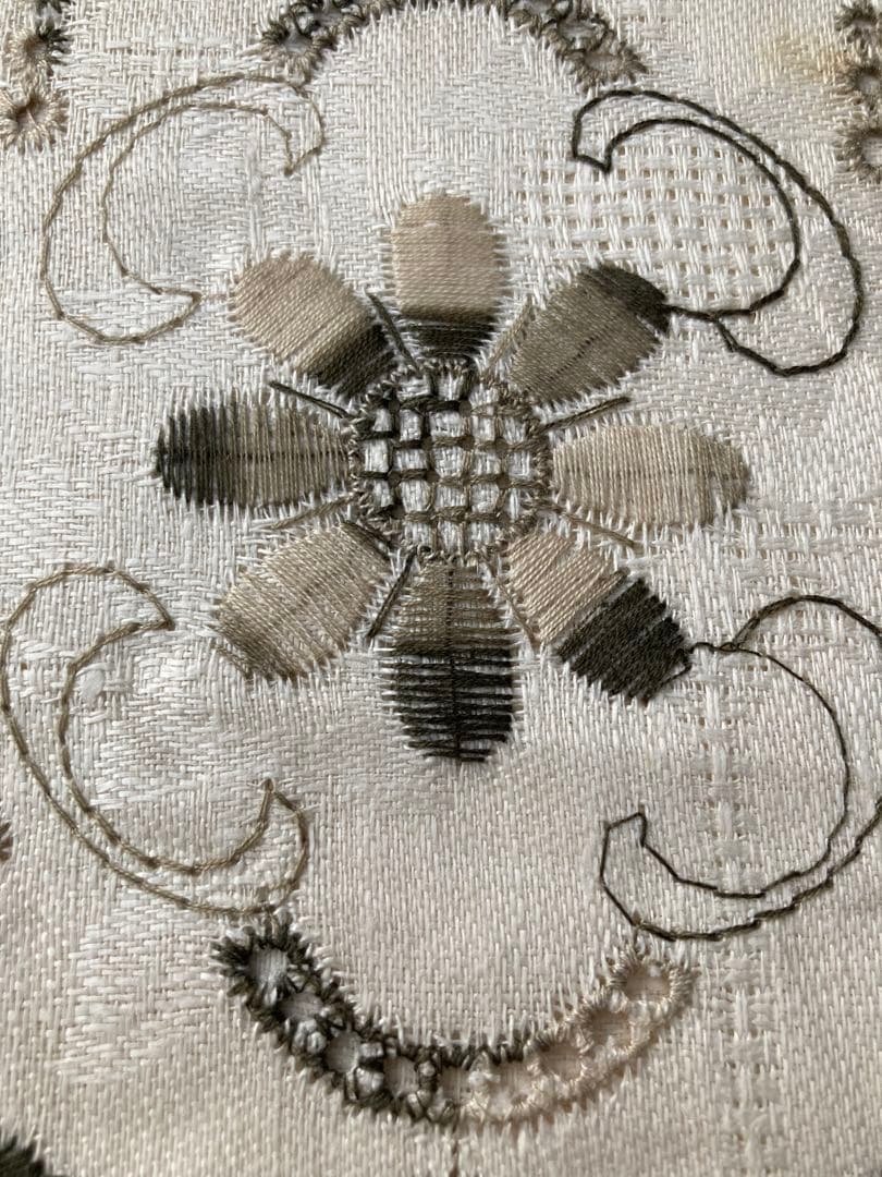 る*ち様 本麻（リネン）100%の美しい刺繍　シーツ　敷布　ヴィンテージ130x