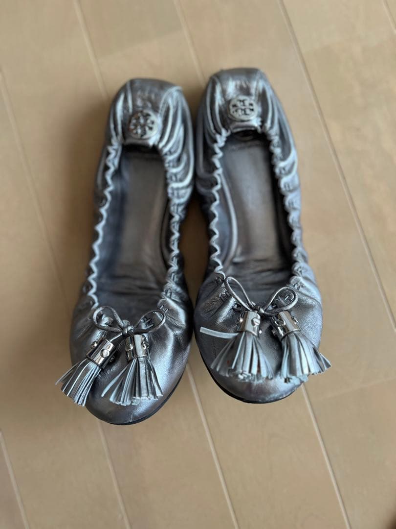 Tory Burch シルバー タッセル付きバレエシューズ