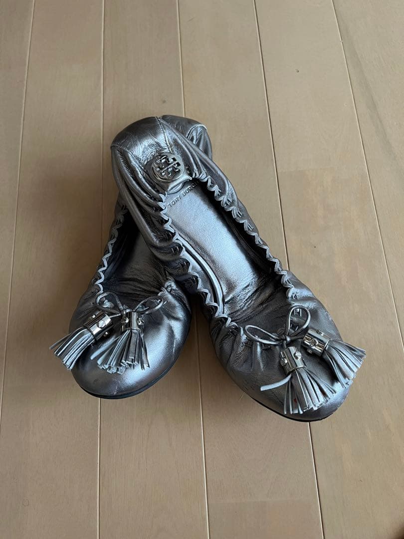 Tory Burch シルバー タッセル付きバレエシューズ