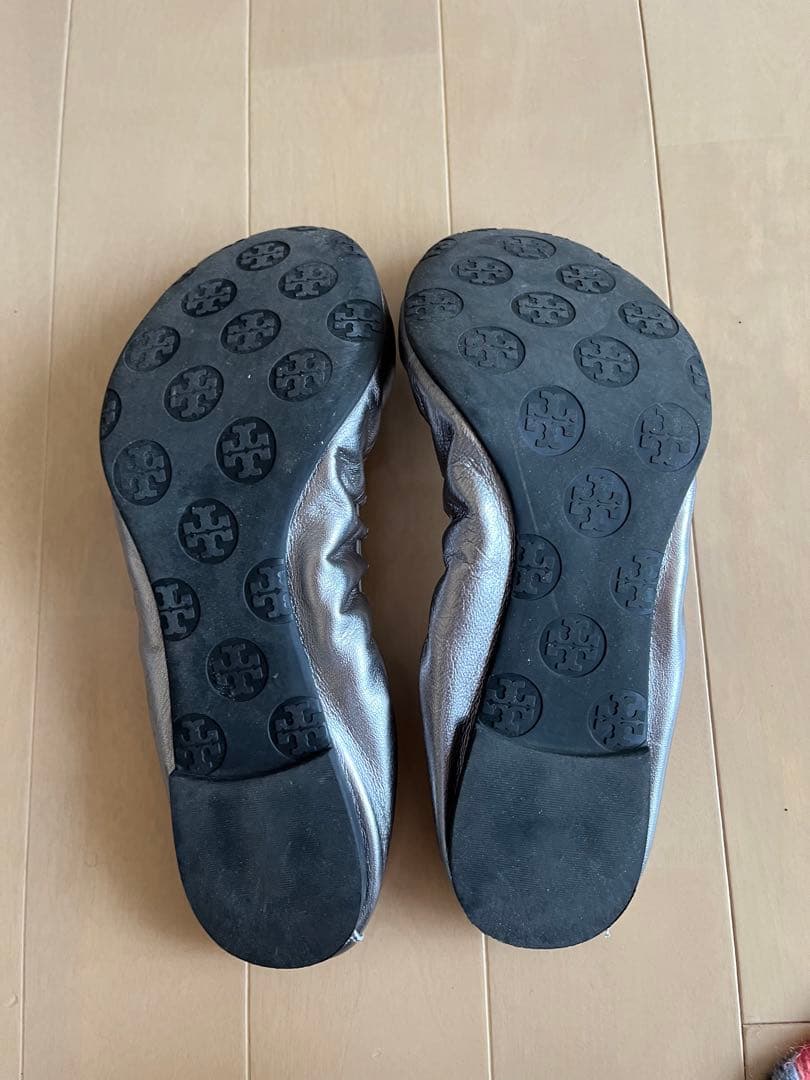Tory Burch シルバー タッセル付きバレエシューズ