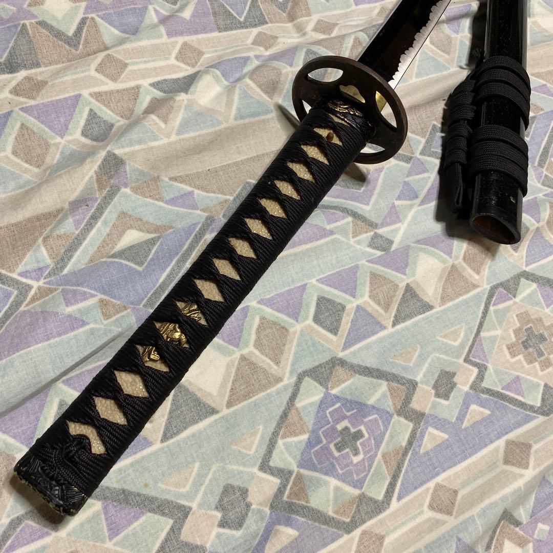 格安模造刀 黒柄 十字透し丸鍔 ラメ入黒呂鞘