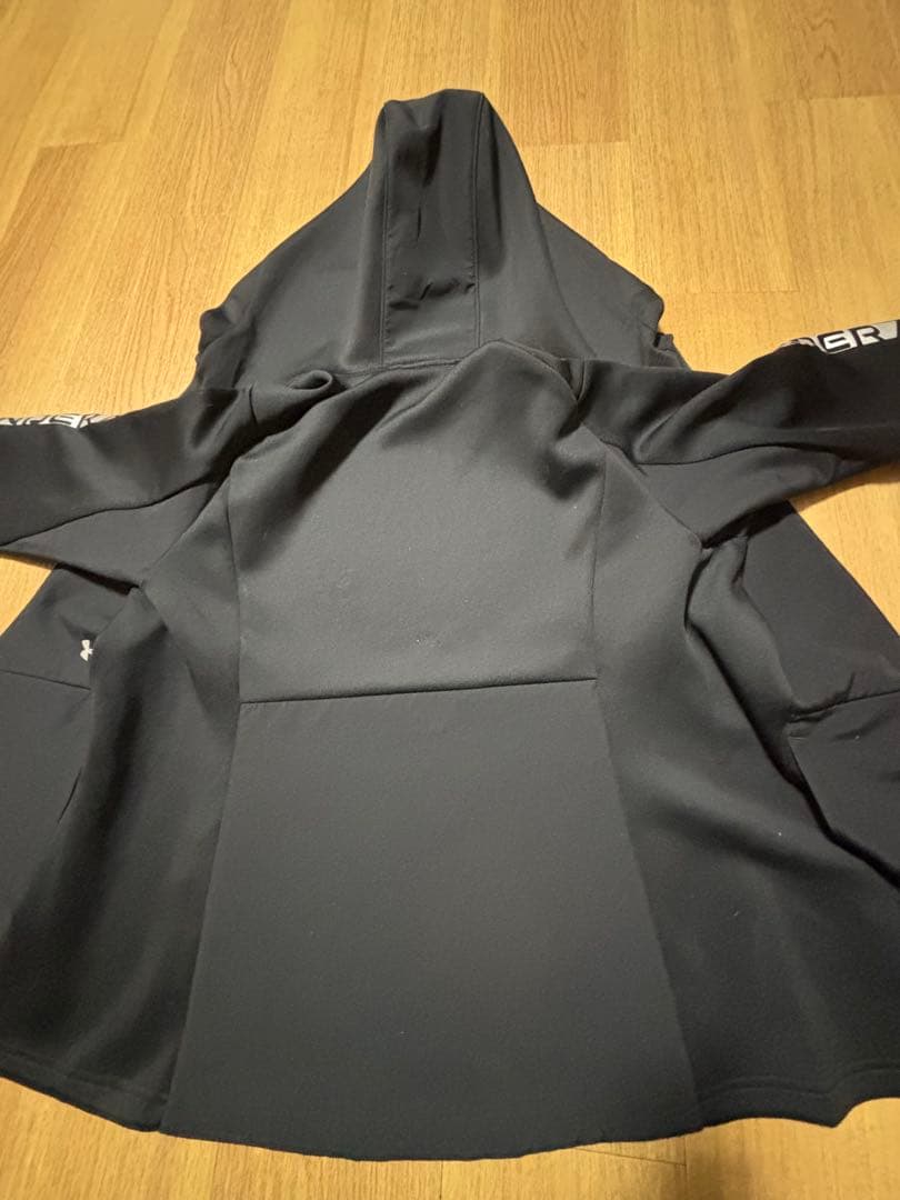 UNDER ARMOUR フード付きジャケット ブラック 新品、軽い、着やすい