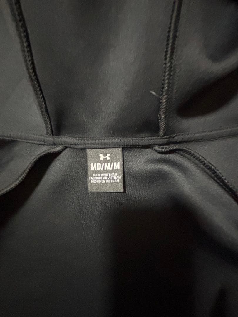 UNDER ARMOUR フード付きジャケット ブラック 新品、軽い、着やすい