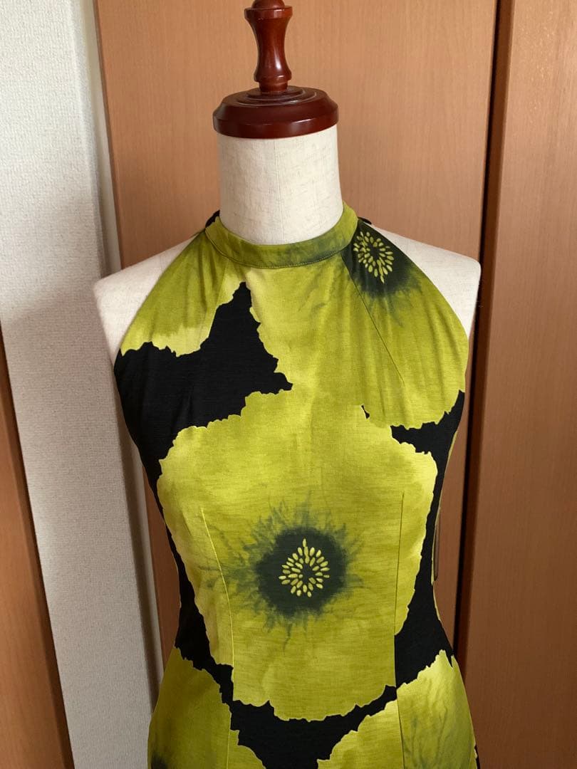 フラメンコ衣装/黒に黄色の花柄ドレス