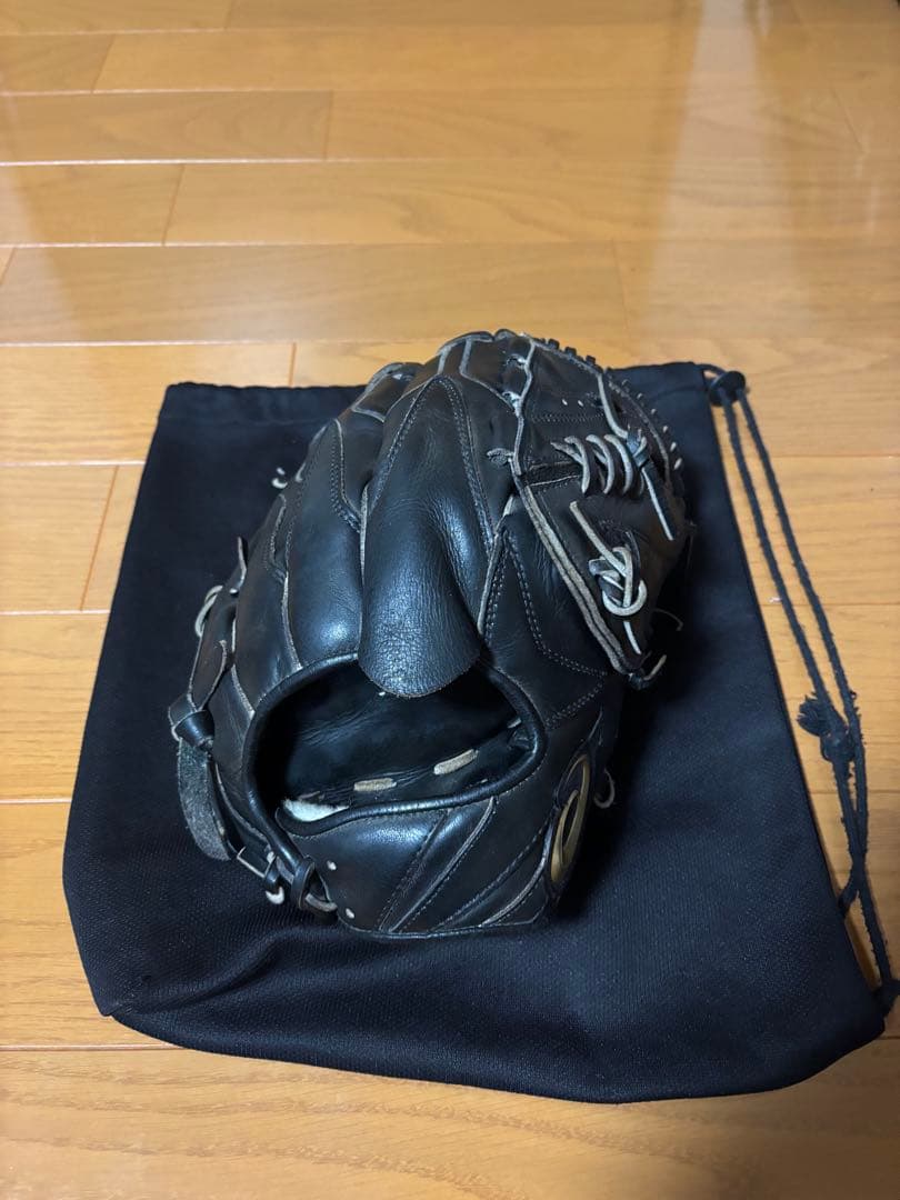 アシックス投手用硬式グローブ 黒 収納袋付き