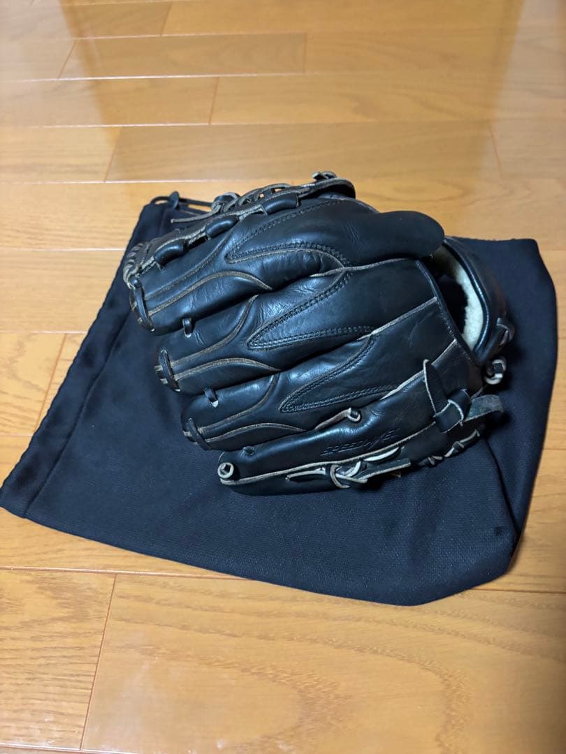 アシックス投手用硬式グローブ 黒 収納袋付き
