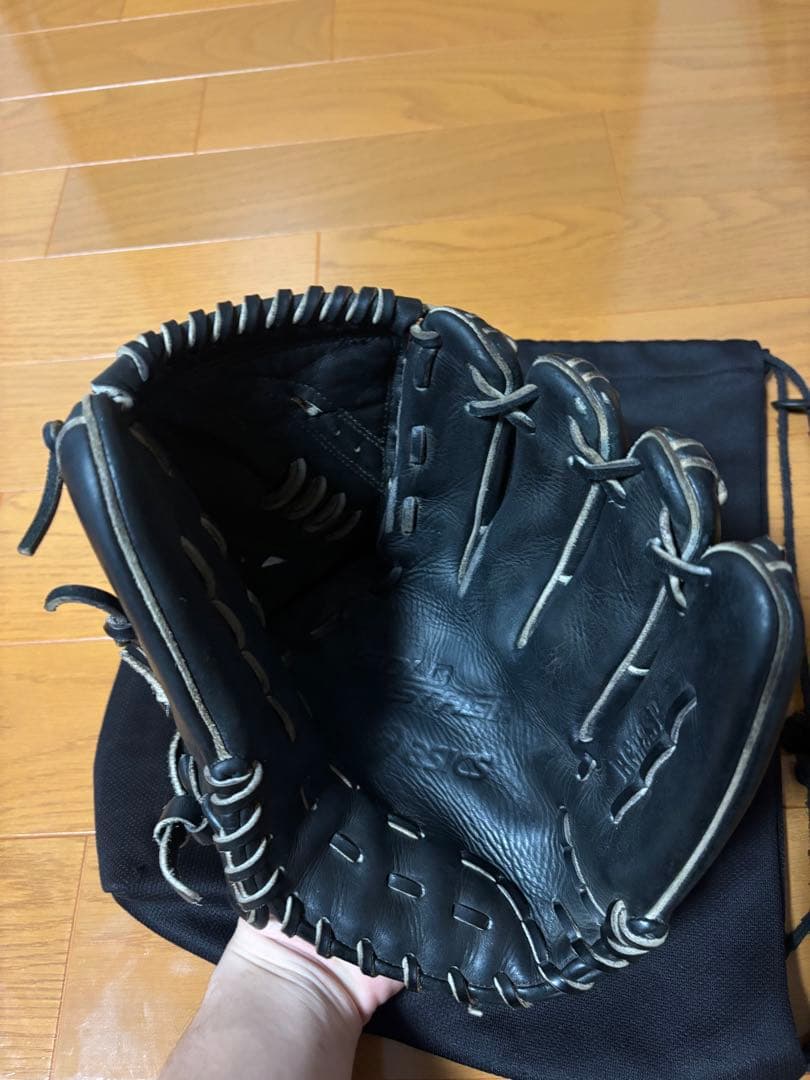 アシックス投手用硬式グローブ 黒 収納袋付き