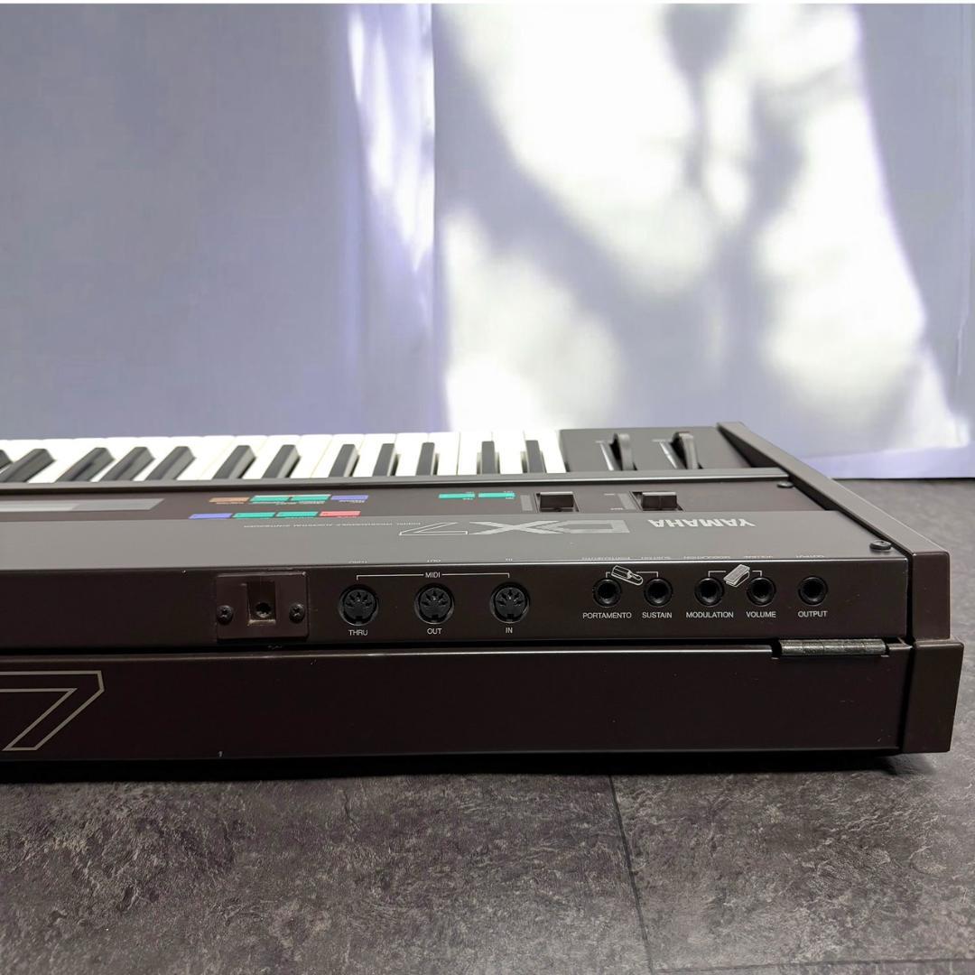 ☆美品 ヤマハ DX7 61鍵 デジタルシンセサイザー 譜面台 説明書付き