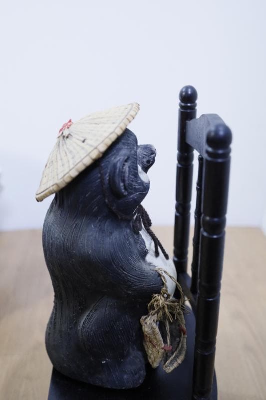 ◆信楽焼　笠と藁草履を下げた可愛いたぬきさん　 置物 高さ約30㎝　②