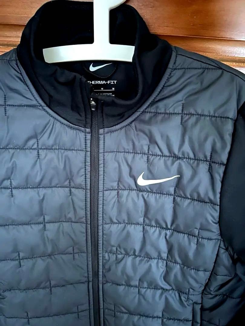 タマ　NIKE ウィメンズシンセティックフィルランニングジャケットM美品