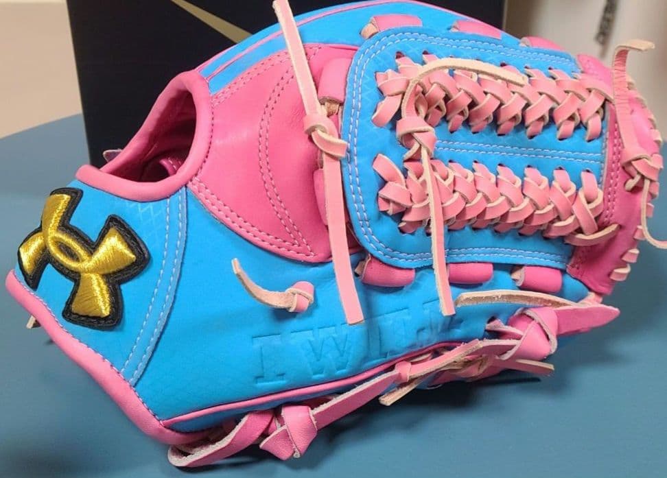 UNDER ARMOUR　アンダーアーマー　 軟式　グローブ ブルー　ピンク