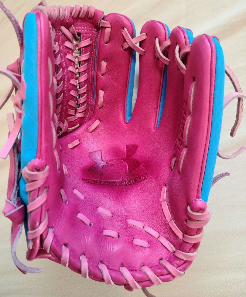 UNDER ARMOUR　アンダーアーマー　 軟式　グローブ ブルー　ピンク