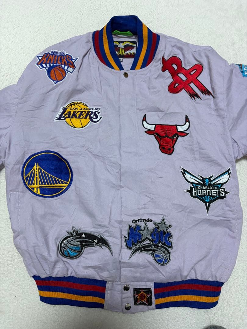 ナ*ニ様 NBA チーム刺繍アウタージャケット 薄紫色