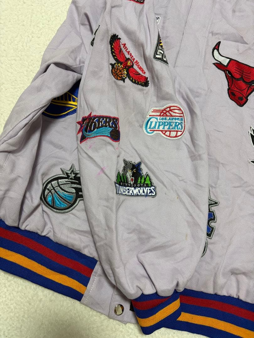 ナ*ニ様 NBA チーム刺繍アウタージャケット 薄紫色