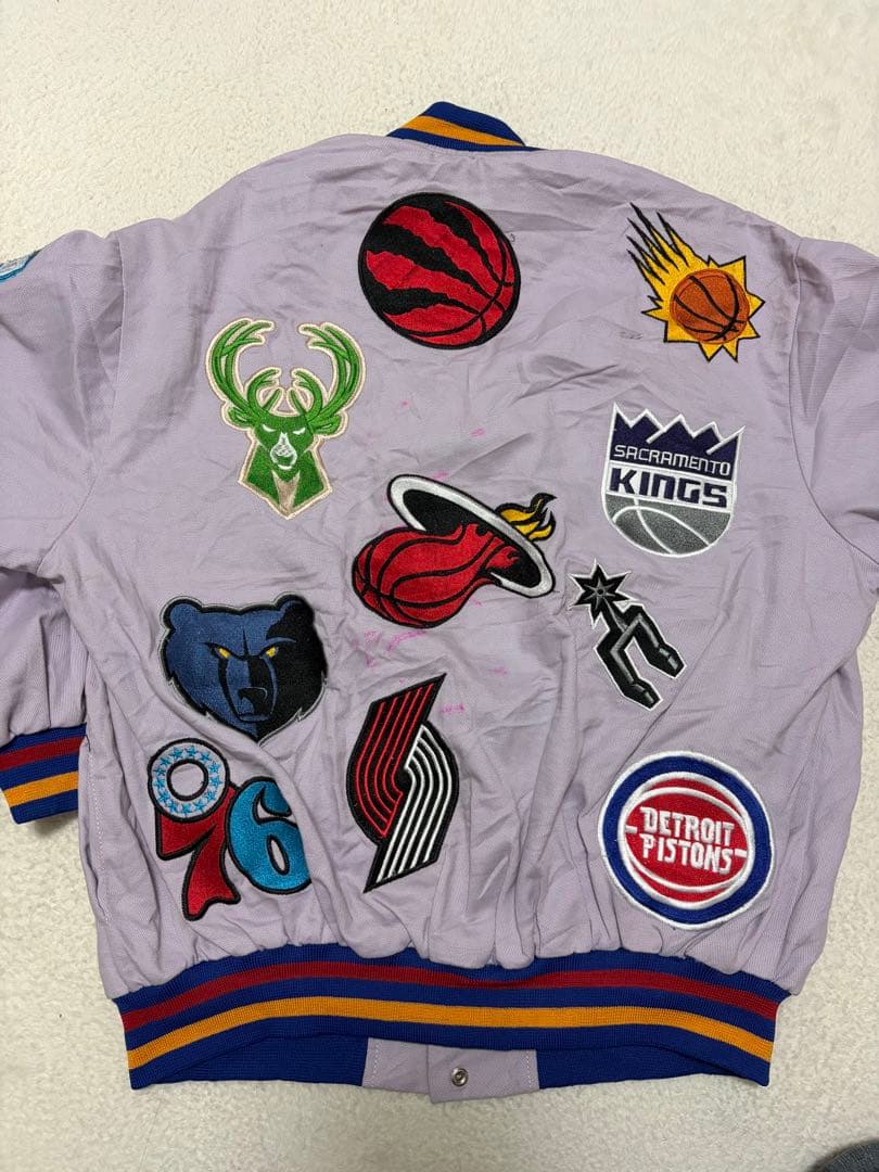 ナ*ニ様 NBA チーム刺繍アウタージャケット 薄紫色
