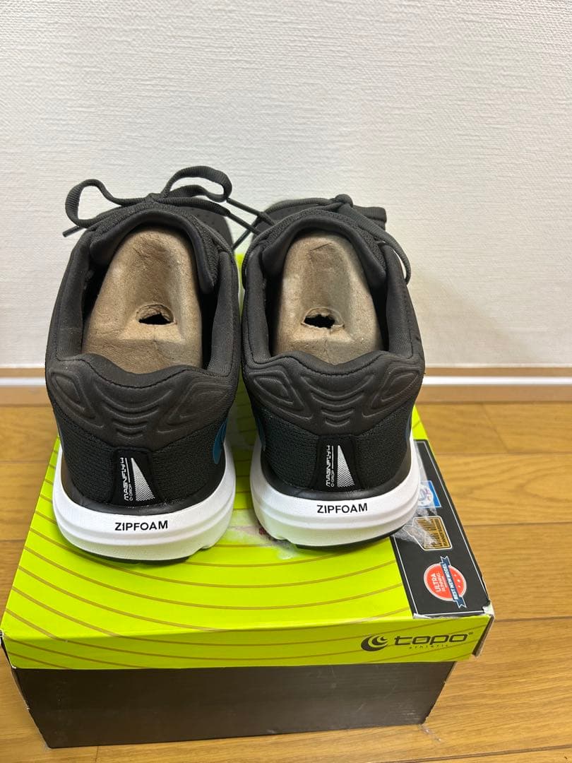 トポアスレチック　Topo Magnify 4 US8 26.0cm
