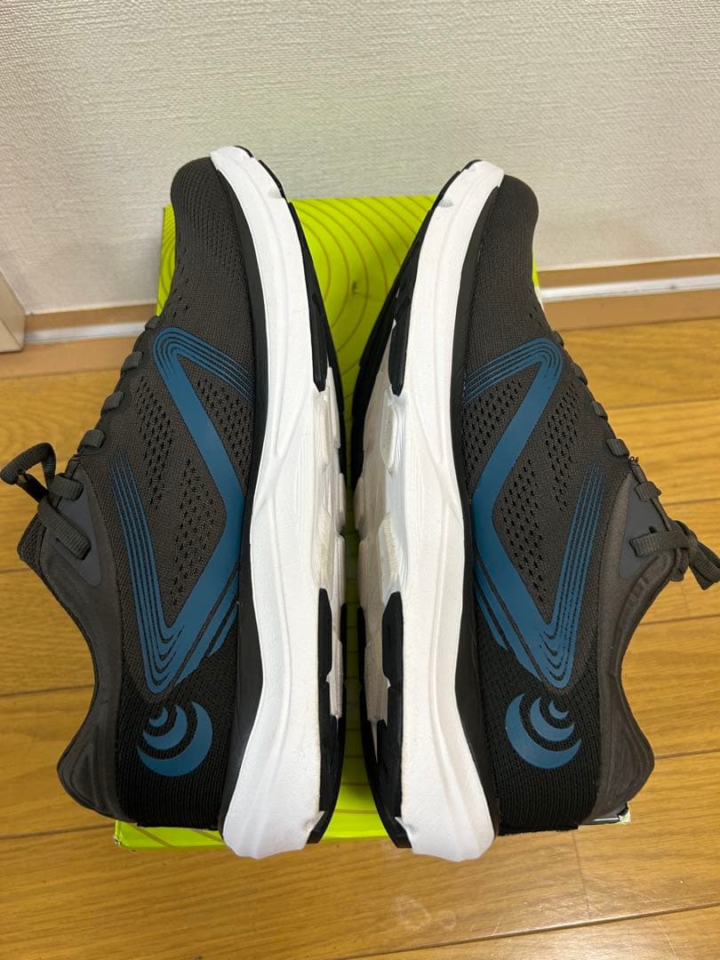 トポアスレチック　Topo Magnify 4 US8 26.0cm