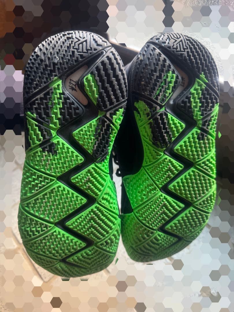 MK　　NIKEカイリー　バスケットシューズ 黒と緑 ハイカット