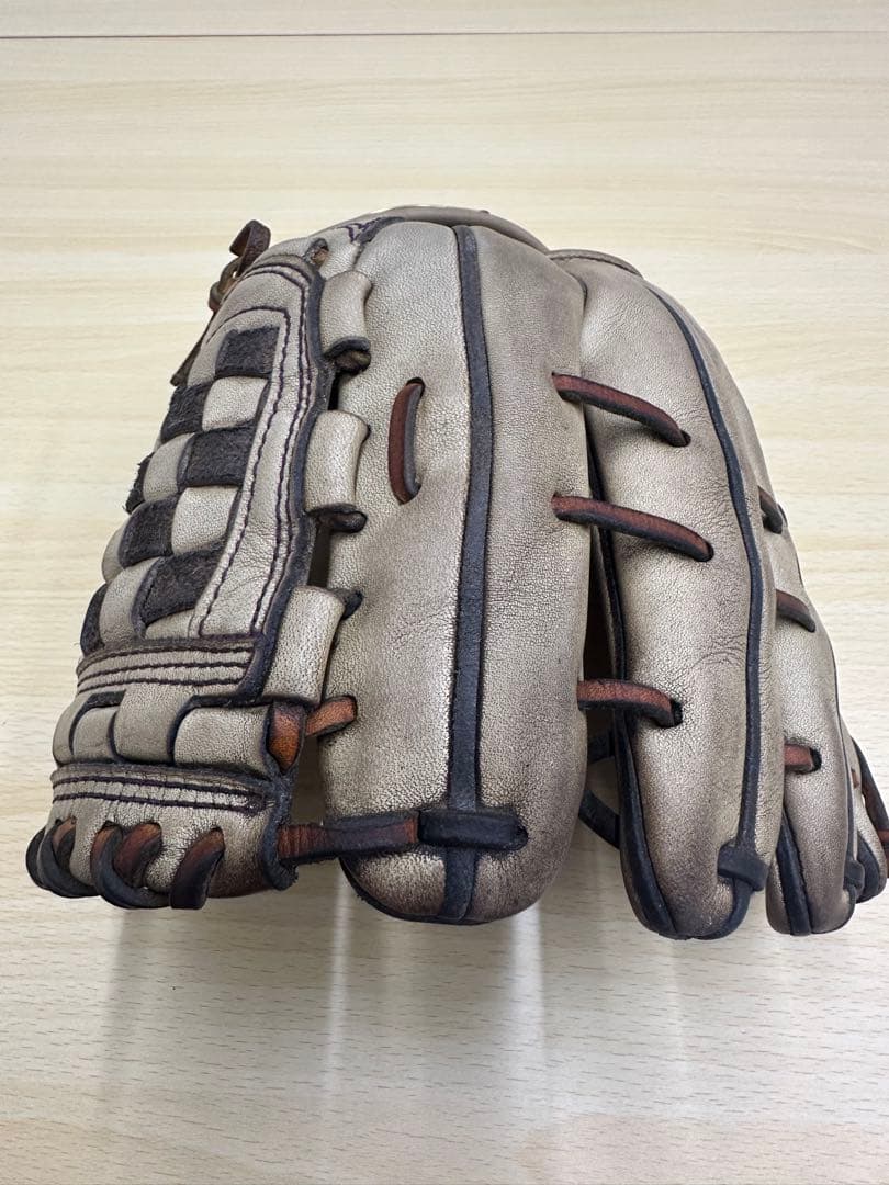 ZETTプロステイタス・硬式内野手用グローブ。 源田モデル