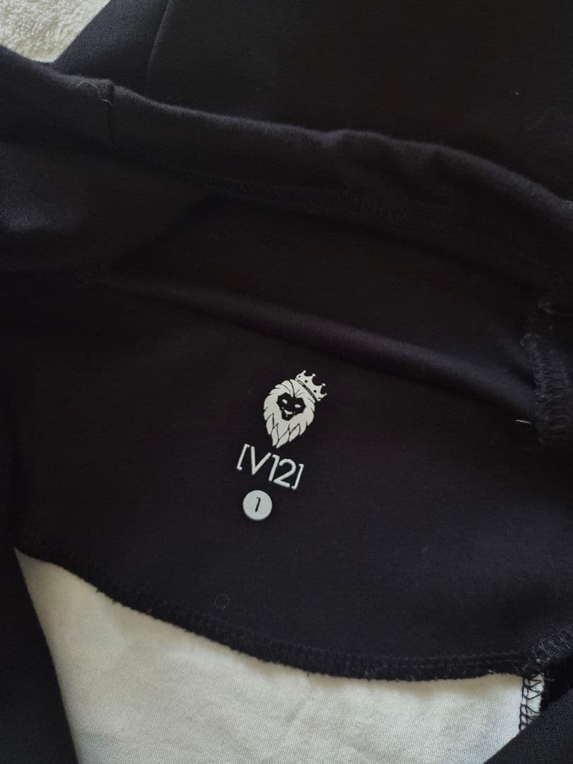 V12 パーカー