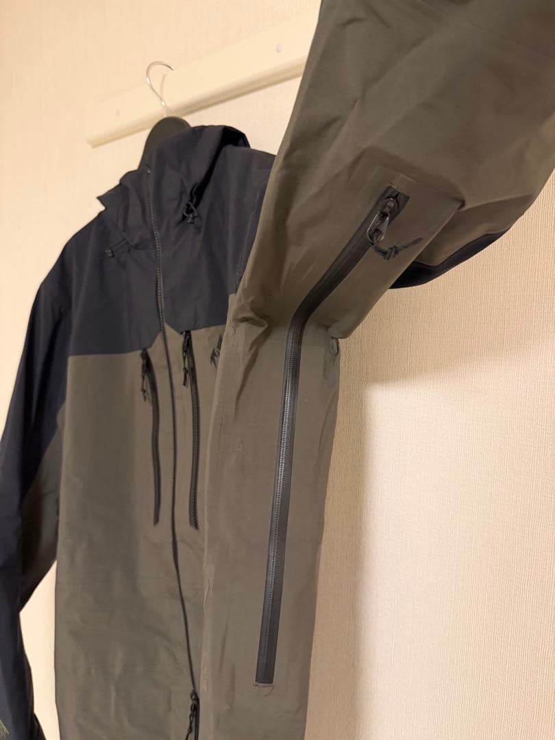 JONES スノーボードウェア　M　GORE-TEX Pro BC 1回使用