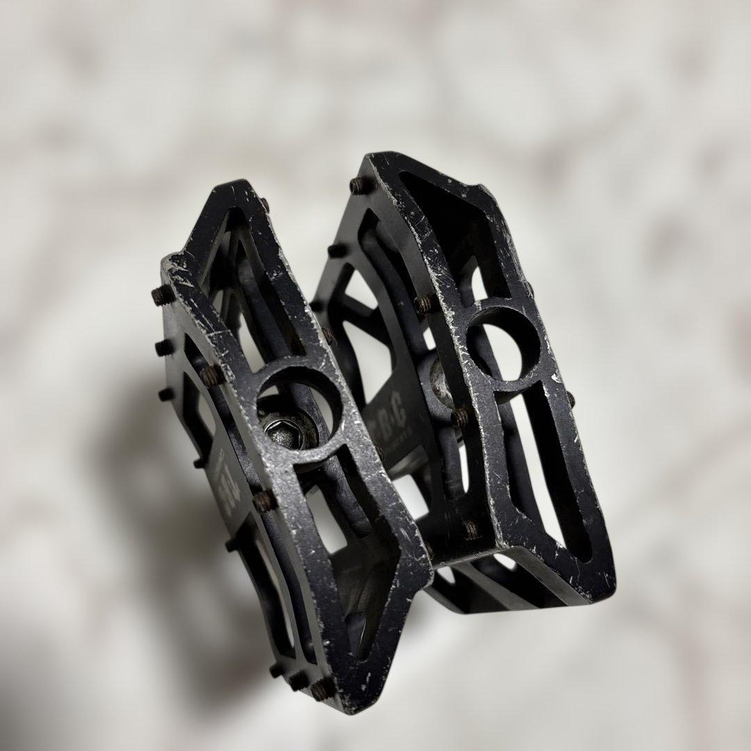 T.B.C. Component フラットペダル ブラック　アルミ削り出し