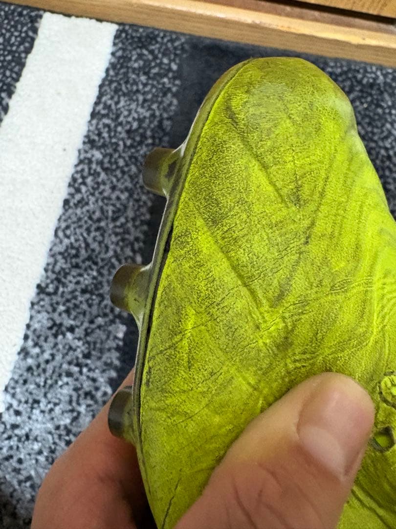 ASICS 蛍光イエロー サッカーシューズ スパイク