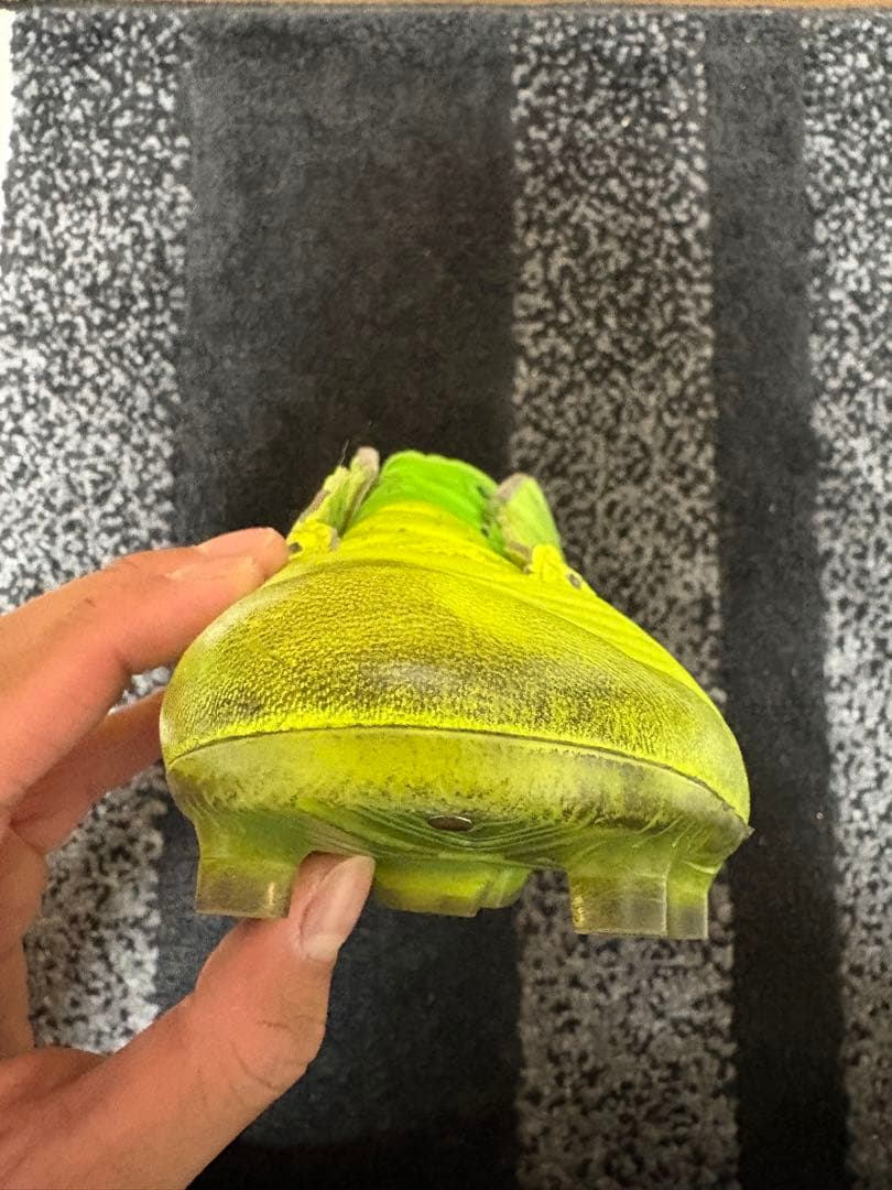 ASICS 蛍光イエロー サッカーシューズ スパイク