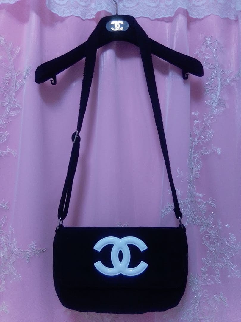 CHANELノベルティ黒ショルダーバッグホワイトロゴ入り