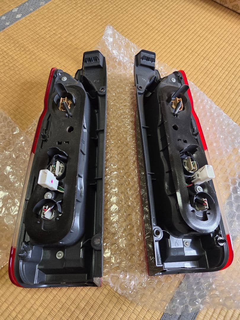 ハイエース純正テールランプ新車外し