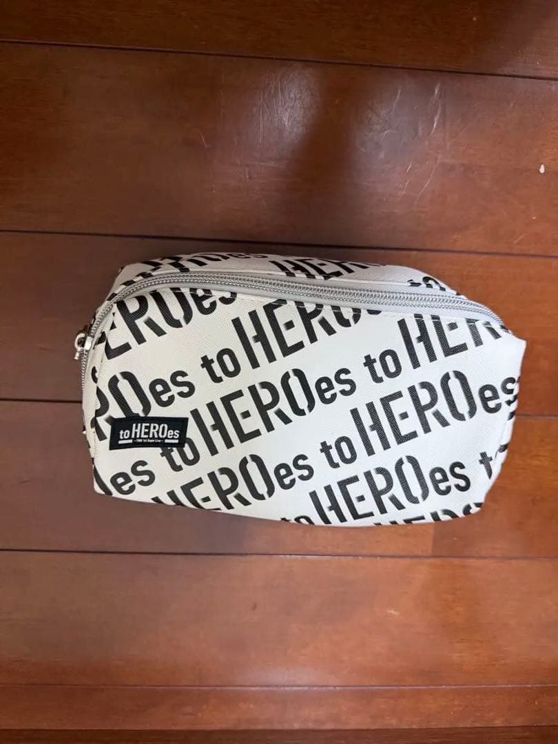 to HEROes プリントポーチ