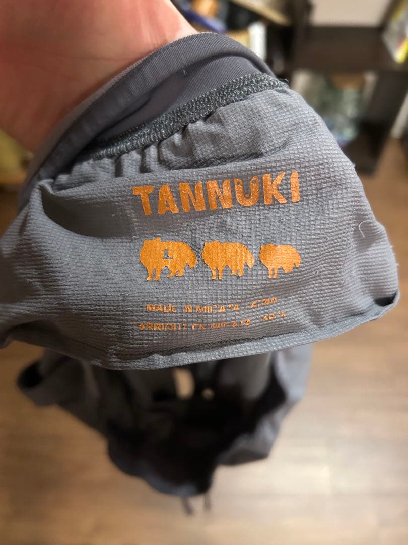 TANNUKI running clubグレーのショートパンツ
