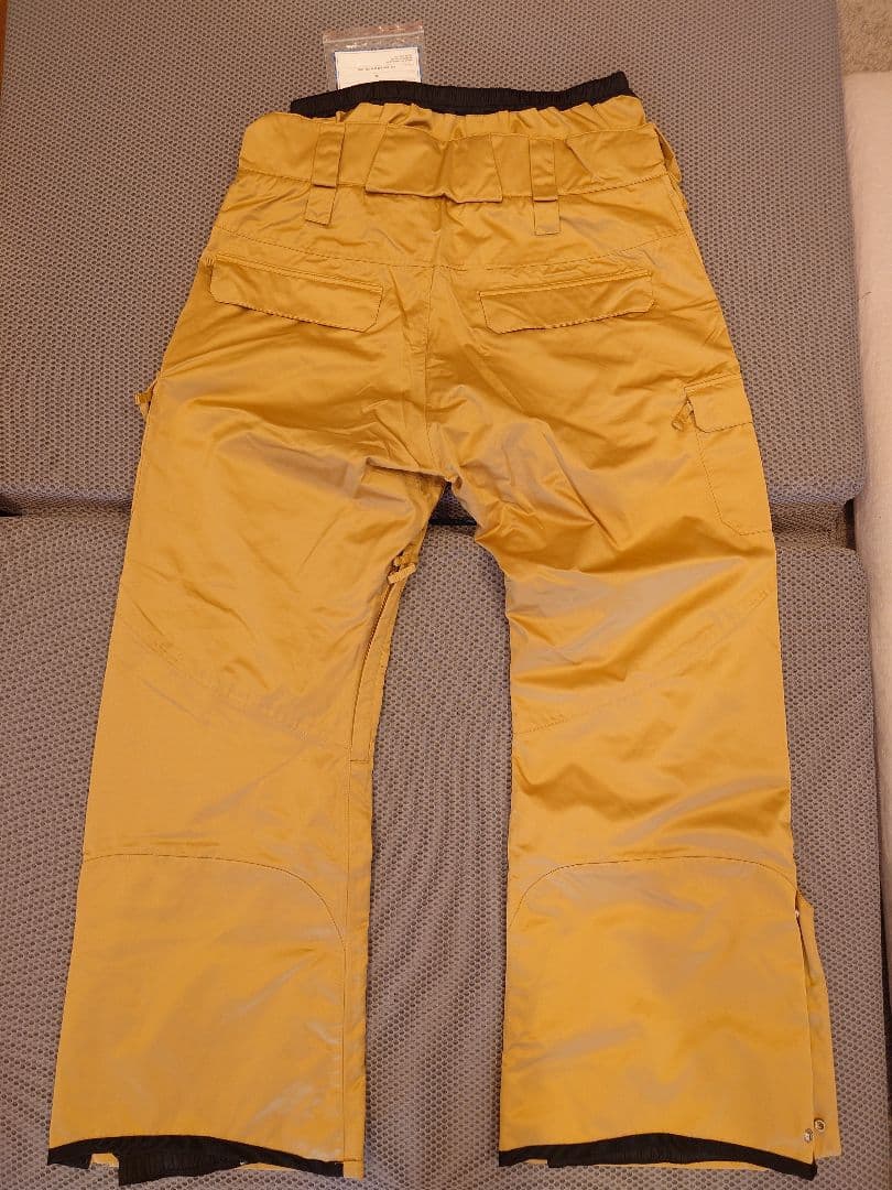 新品SCAPE エスケープ スノーボードウェアパンツ ゴールド？
