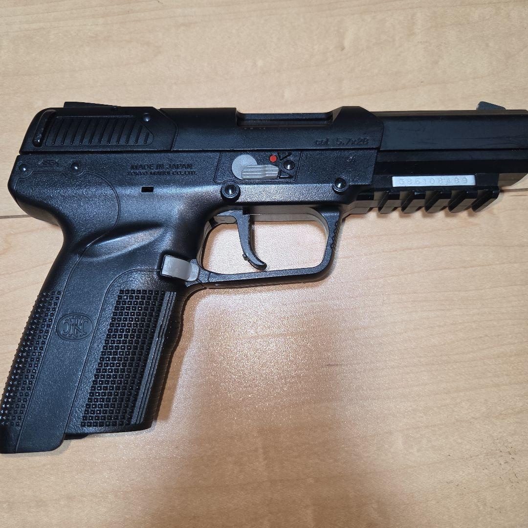 東京マルイFN Five-seveN　ガスガン マガジン2本　ホルスターセット