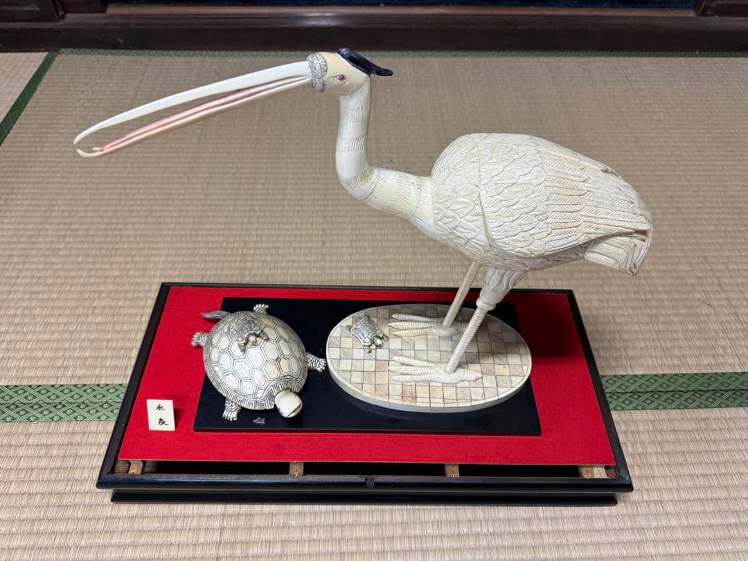 鶴亀 木彫り 置物 ガラスケース付 縁起物 長寿 金彩