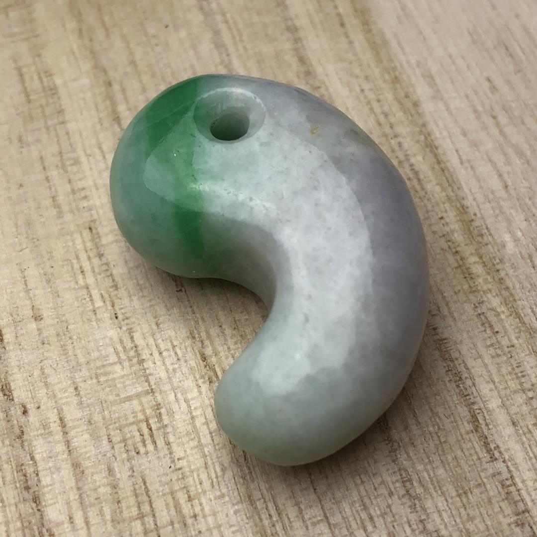 勾玉　翡翠 糸魚川翡翠｜光を宿す守護石・お守りに　共箱