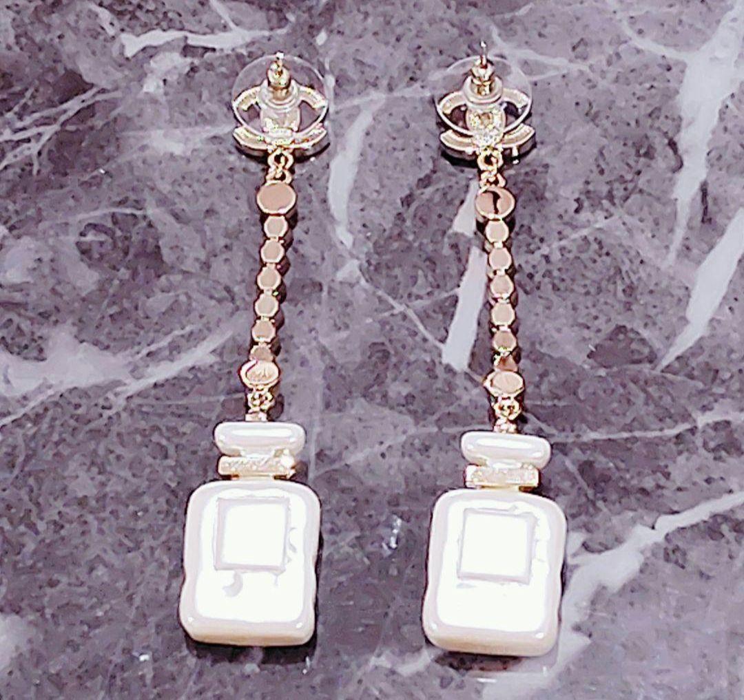 CHANEL☆ホワイト香水ボトルピアス☆ノベルティ☆